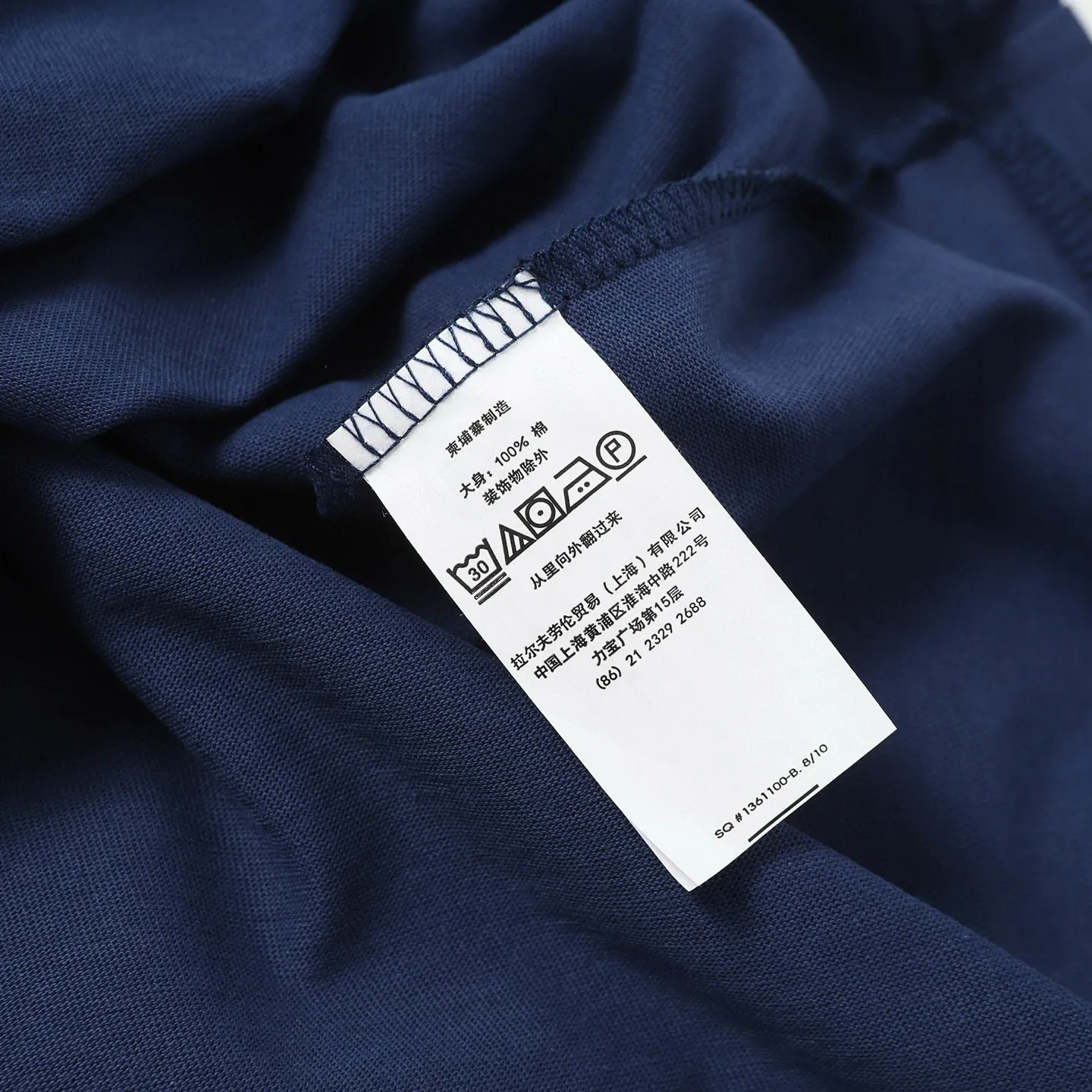P126 Style number: 505 Ralph Lauren/Ralph Lauren 25ss new summer silicone Polo embossed round neck T-shirt. The main logo on the neck has a QR code mark, which can be scanned for verification. The 3D silicone three-dimensional English letter logo is embossed to distinguish low-quality products on the market. 32 counts, 240g hydrophilic toner, 100% cotton fabric, comfortable and soft, highly breathable, focusing on high-end cost-effectiveness, needless to say good quality. Available in a variety of colors, both boys and girls can try this genderless style, giving them a yuppie tone in no time. Immerse yourself in your leisurely style, and have your own style in retro. Natural, vivid and very French romantic feelings, perfectly integrating youthful atmosphere and trend. Color: white, black, navy blue, dark green Size: S-xL S Shoulder width 44 Bust 104 Sleeve length 23 Clothing length 72 M Shoulder width 45 Bust 108 Sleeve length 24 Clothing length 74 L Shoulder width 46 Bust 112 Sleeve length 25 Clothing length 76 xL Shoulder width 47 Bust 116 Sleeve length 26 Clothing length 78